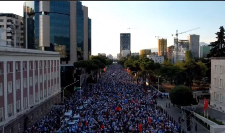 Protesta/ Lumë njerëzish në Bulevardin ‘Dëshmorët e Kombit’