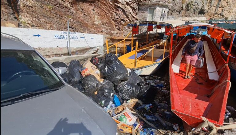 Komani, porta hyëse e turizmit në Shqipërinë e veriut, plehrat det në tokë dhe mal në liqen