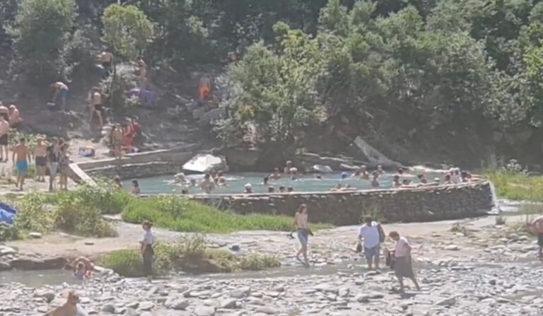 Llixhat e Bënjës në Përmet, fluks i madh turistësh vendas dhe të huaj (vidio)