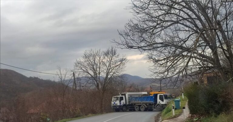 Dëgjohen sirenat në veri të Kosovës, bllokohet rruga në Rudarë