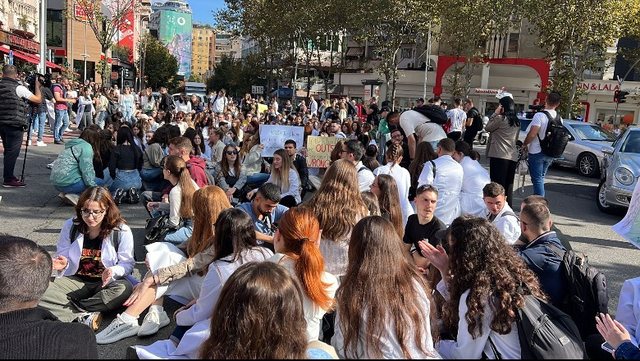 30 deputetë të PD në krah të studentëve të mjekësisë, çojnë ligjin në Kushtetuese