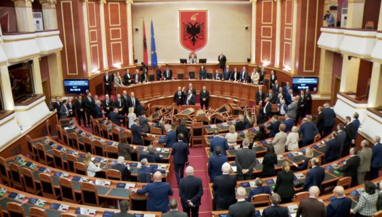 Debati në Parlament/ Xhafaj replika me Berishën: S’ mund të merrni karriget