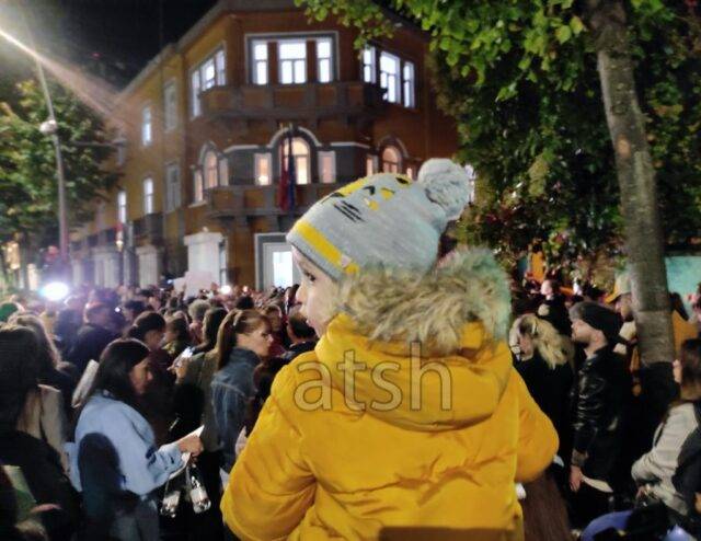 ”Mos na prekni fëmijët”, REL raporton për protestën e qytetarëve në Tiranë