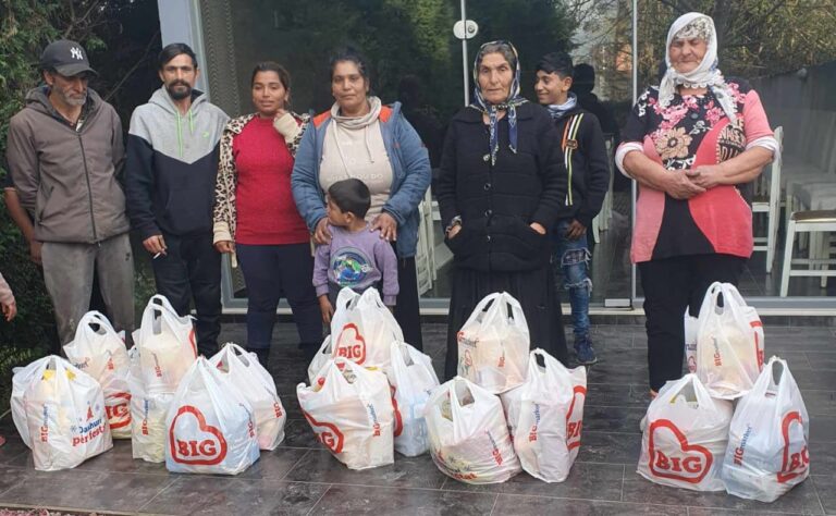 Flori Bushi, emigranti fierak në SHBA për të tretin vit bën të lumtura 40 familje në nevojë për ndërrimin e viteve