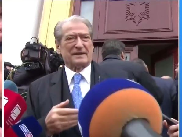 Asnjë deputet i opozitës s’lejohet të futet/ Berisha: Kuvendi është marrë peng nga Garda e Kuqe