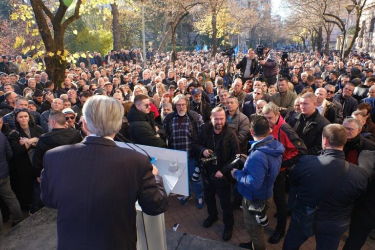 Opozita mbyll protestën para Kuvendit/ Berisha: Si luftëtarë lirie t’i dalim zot sot Shqipërisë