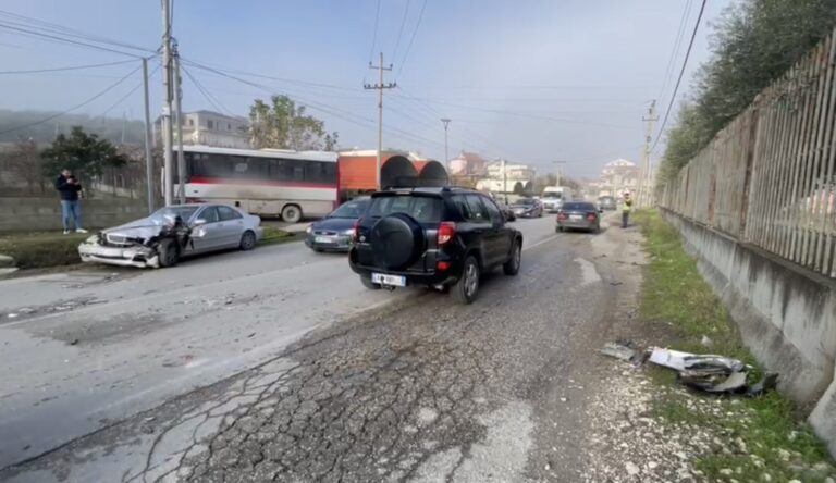 Autubuzi me nxënës përplaset me benzin, një i plagosur në Fier – Patos.