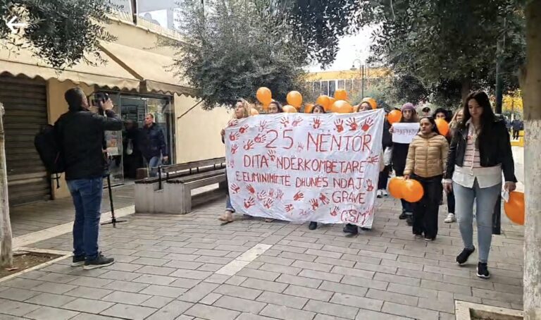 Protesta/ Gratë e institucioneve në Fier, “Stop dhunës ndaj gruas”