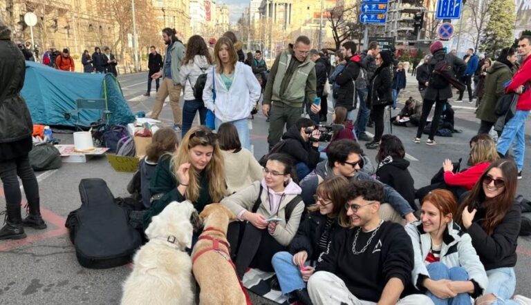 Protestat në Beograd/ Studentët bllokojnë qendrën