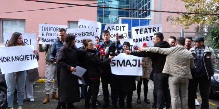 Protesta para SPAK-ut/ “Përgjegjësit për inceneratorin e Tiranës para drejtësisë”