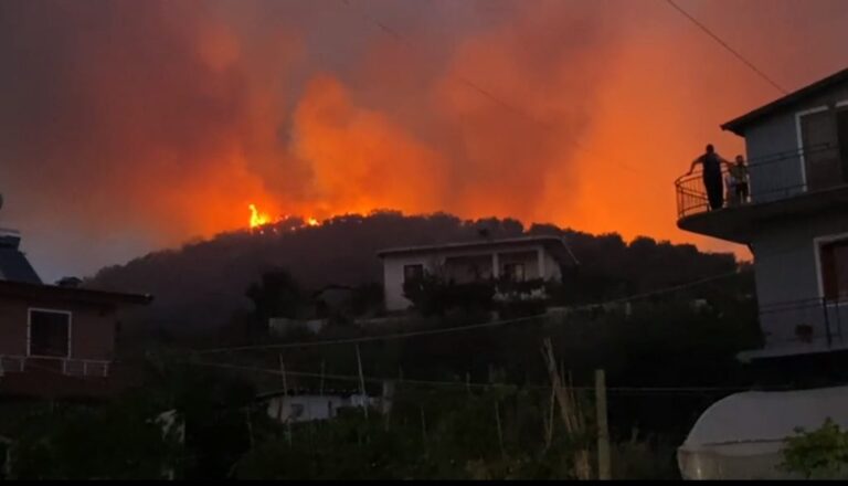 Zjarr i madh në Burrel, digjen pesë shtëpi