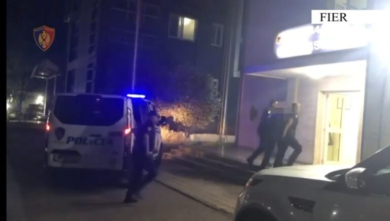 Policia arreston babanë që rrihte djalin, gjen arsenal armësh