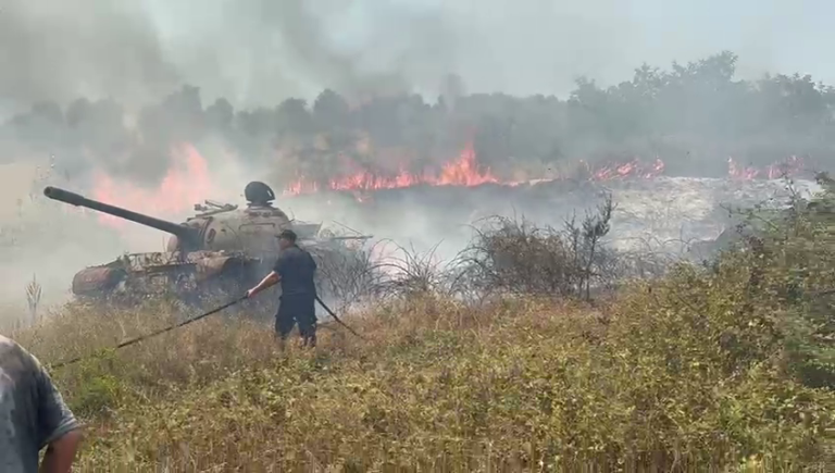 Zjarr pranë ish repartit tankeve në Mbyet, dëgjohet shpërthim fishekësh (vidio)